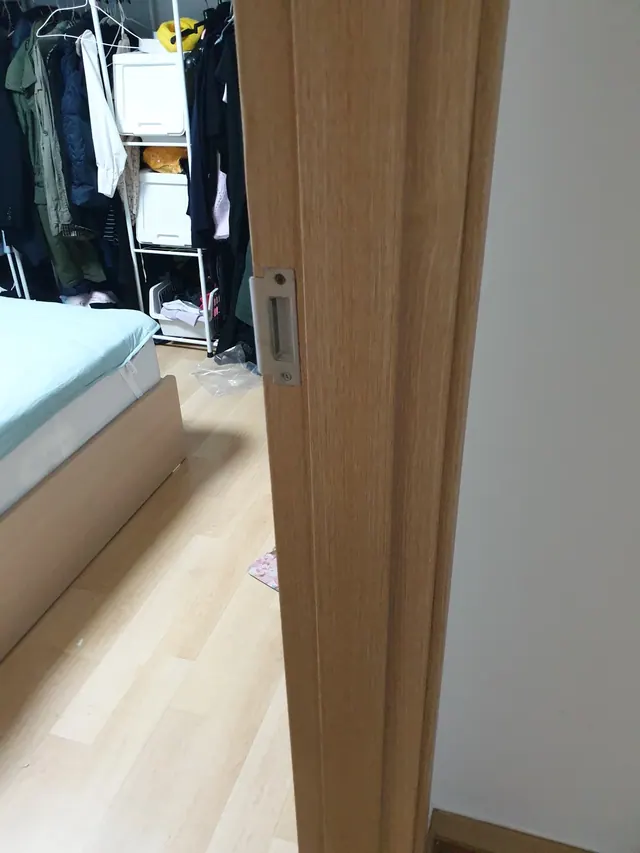 터진 문틀 수리 복원 후 현장