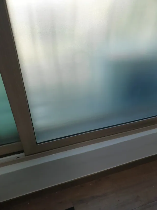 창틀 필름 뜯김 복원 후 현장
