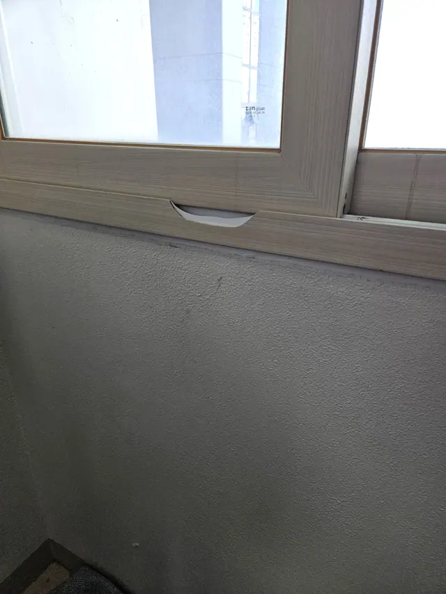 베란다 창틀 하단 복원 전 현장